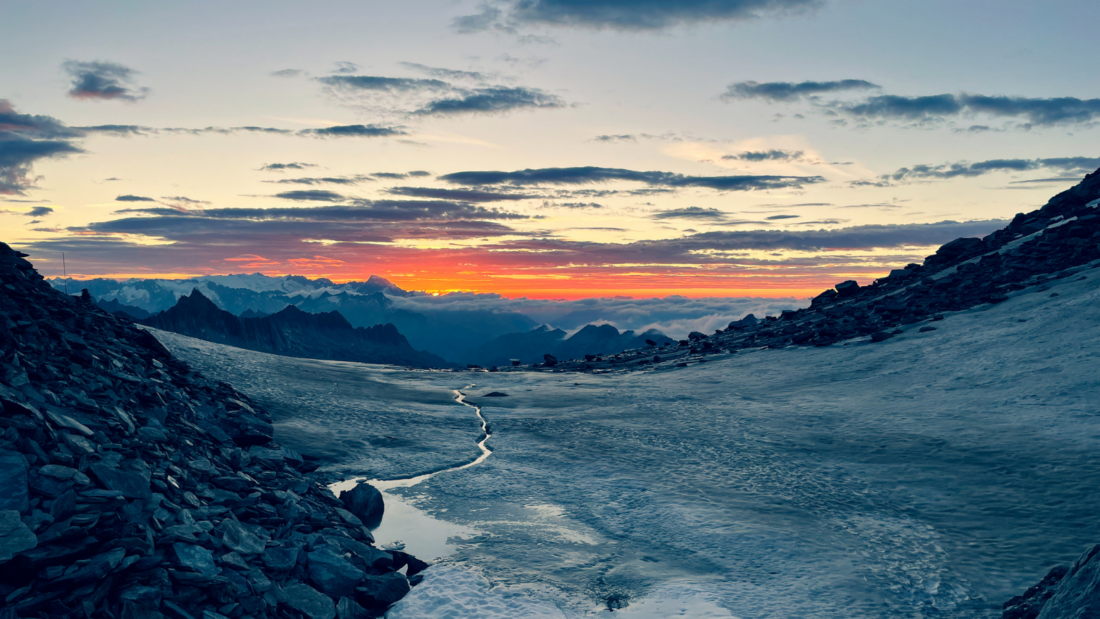 Sonnenaufgang an der Oberaarjochhütte mit Blick auf das Ziel, den Grimselpass. (Foto: Valerie Wagner)