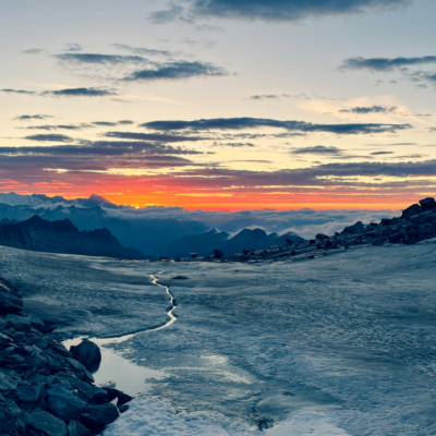 Sonnenaufgang an der Oberaarjochhütte mit Blick auf das Ziel, den Grimselpass. (Foto: Valerie Wagner)
