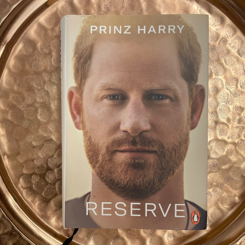 "Reserve" von Prinz Harry erschienen im Pinguin Verlag. (Foto: Valerie Wagner)