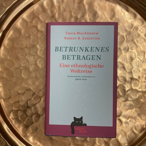 "Betrunkenes betragen - eine ethnologische Weltreise" wiederentdeck und übersetzt von Jakob Hein erschienen im Galiani Verlag Berlin. (Foto: Valerie Wagner)